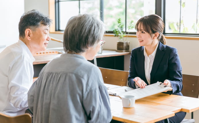 説明を聞いているご夫婦