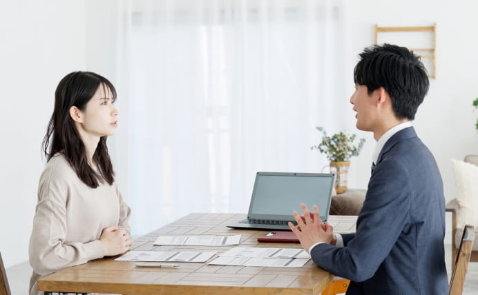 お打ち合わせをしている男女