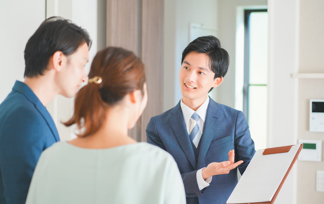 男性スタッフがお客様へ案内をしている